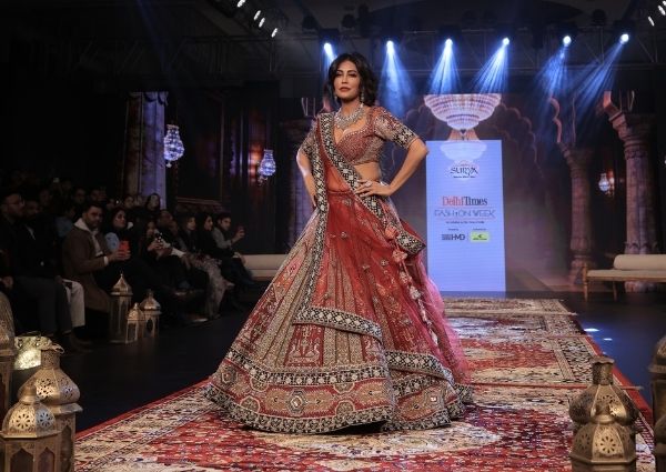 NUR - Explore a world of timeless elegance and regal allure.